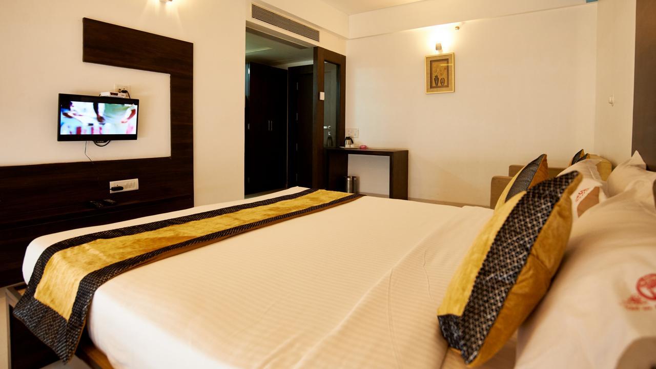 Hotel Golden View Ширді Екстер'єр фото