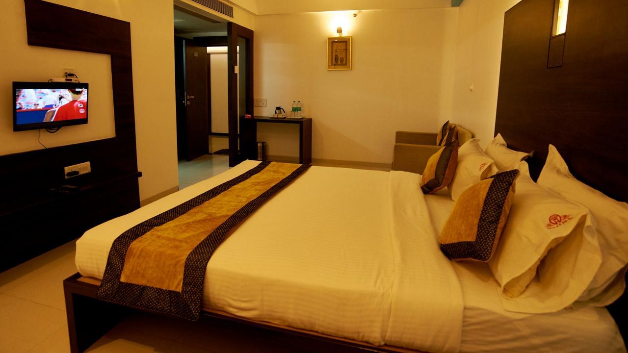 Hotel Golden View Ширді Екстер'єр фото