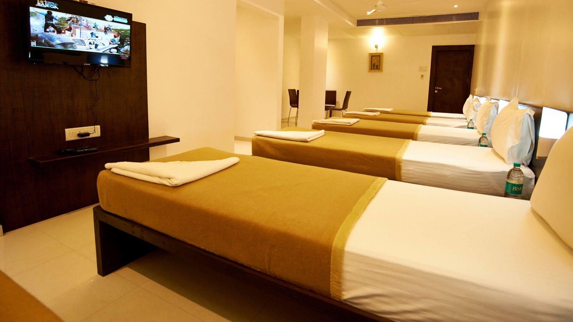 Hotel Golden View Ширді Екстер'єр фото