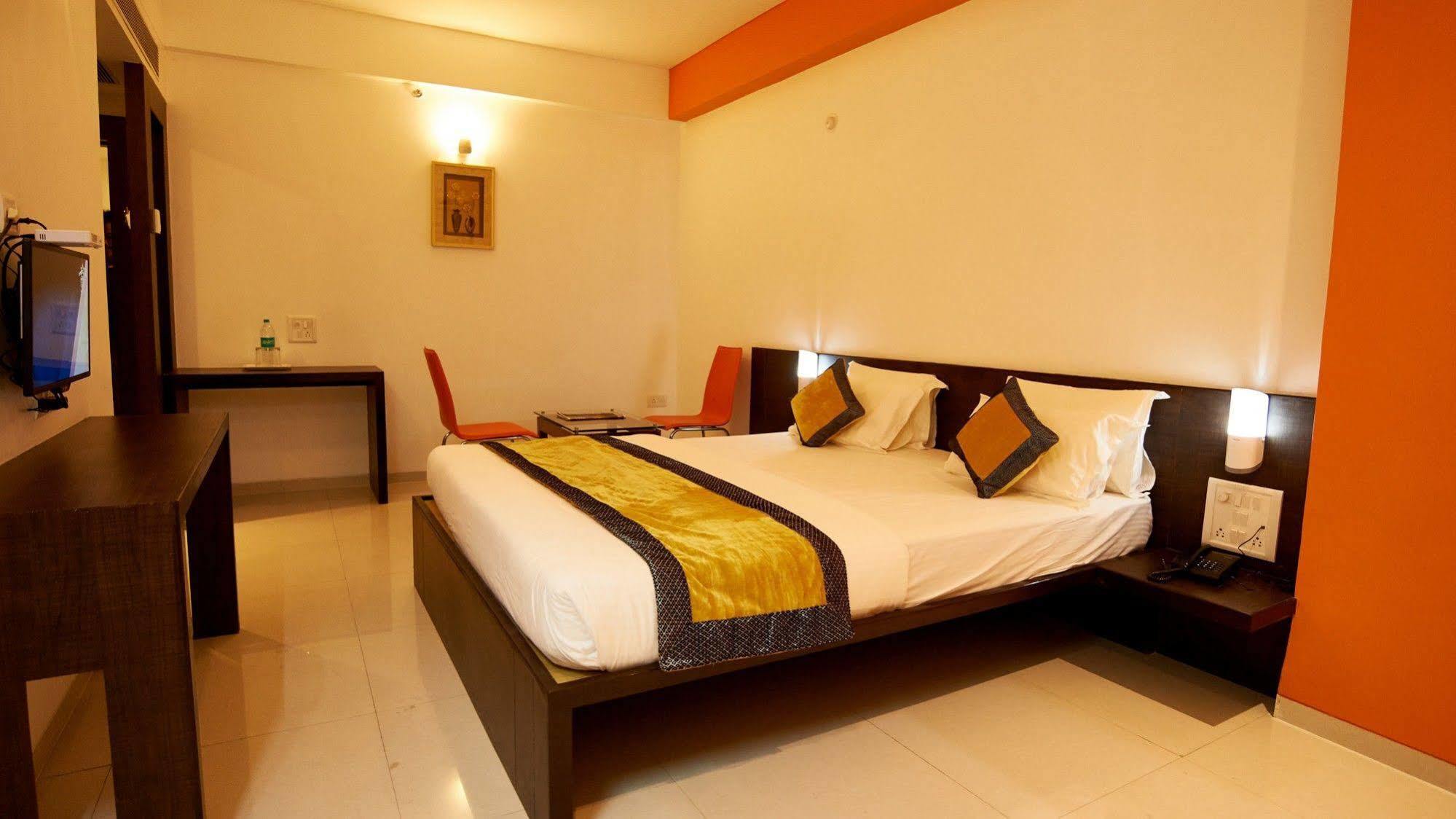 Hotel Golden View Ширді Екстер'єр фото