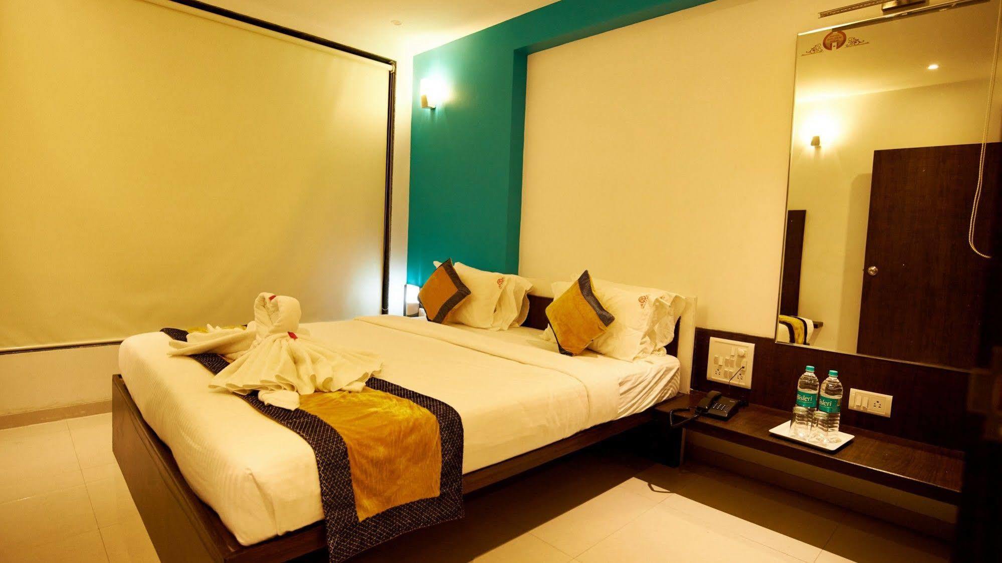 Hotel Golden View Ширді Екстер'єр фото