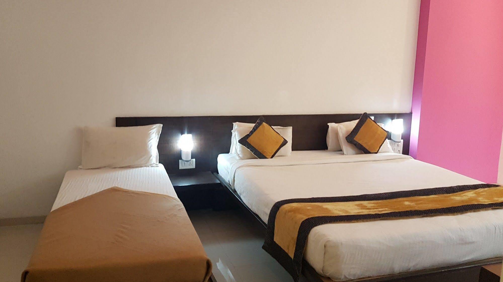 Hotel Golden View Ширді Екстер'єр фото