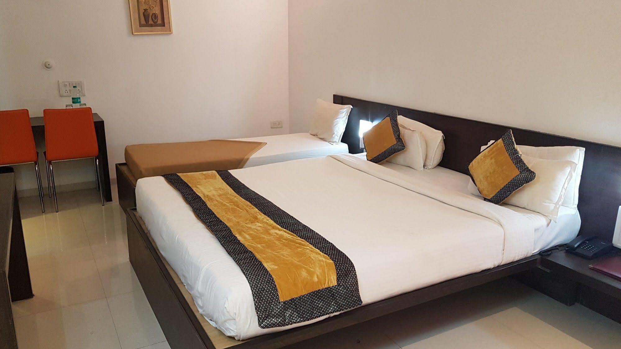 Hotel Golden View Ширді Екстер'єр фото