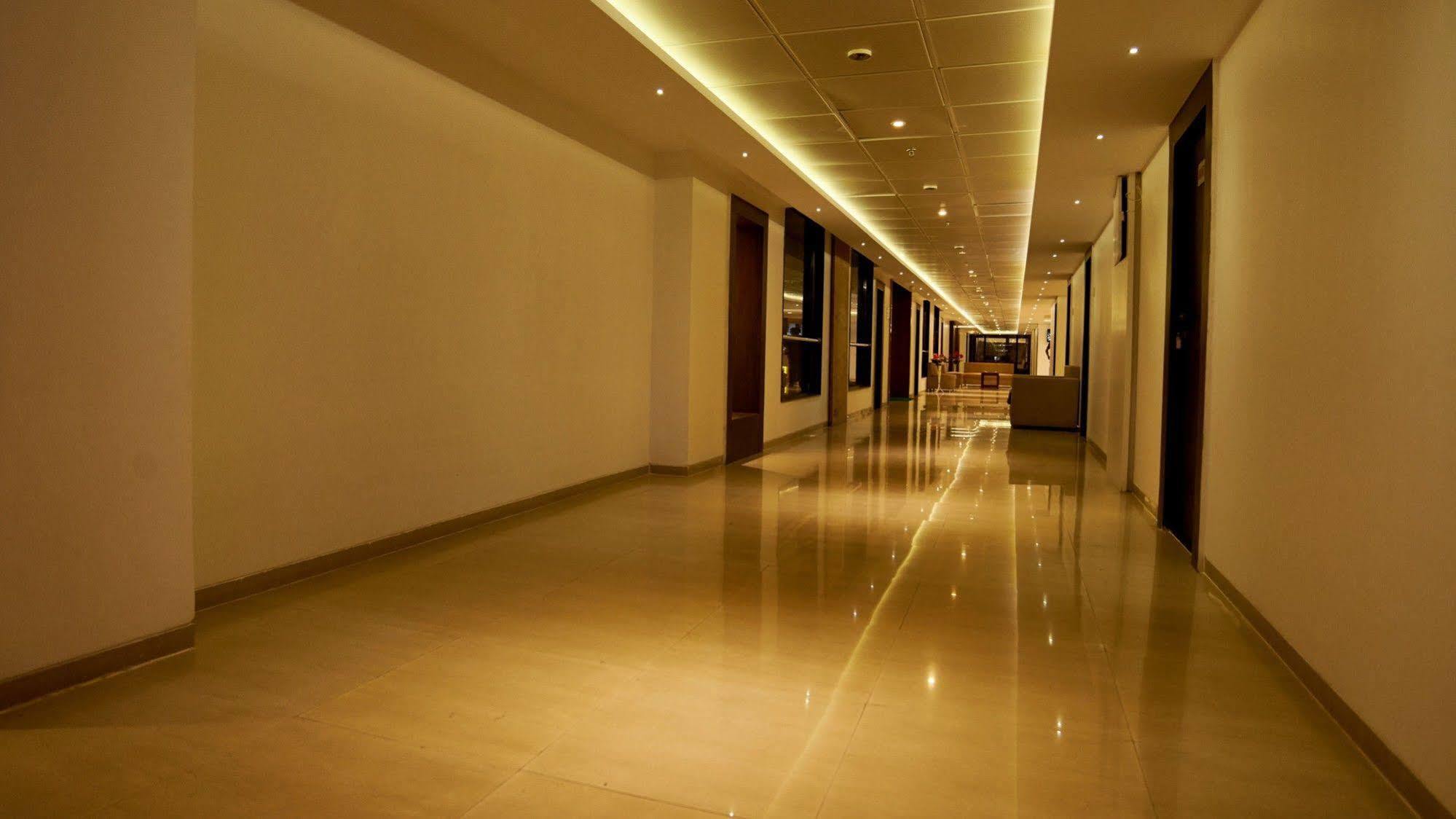 Hotel Golden View Ширді Екстер'єр фото