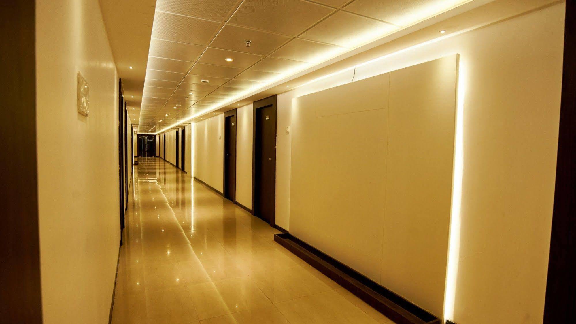 Hotel Golden View Ширді Екстер'єр фото